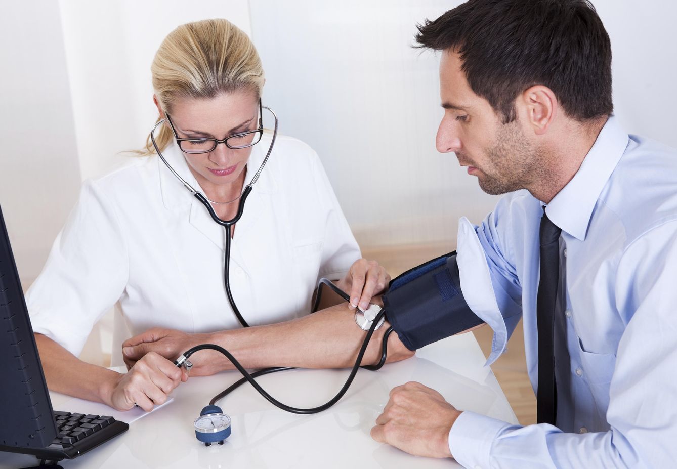 La medición de la presión arterial siempre está presente en los chequeos médicos. (iStock)