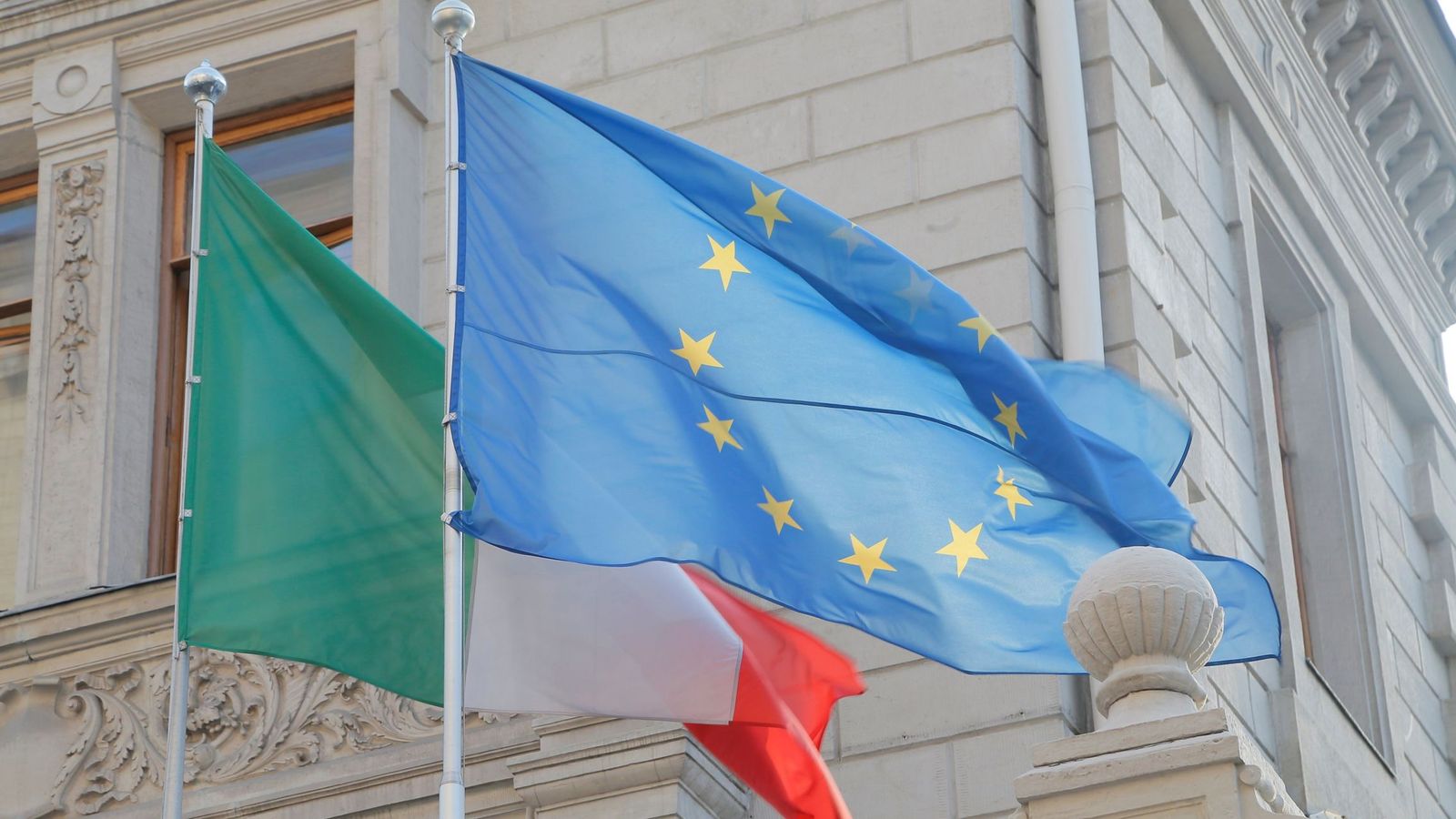 Foto: Bandera de Italia junto a la bandera de Europa (Efe)