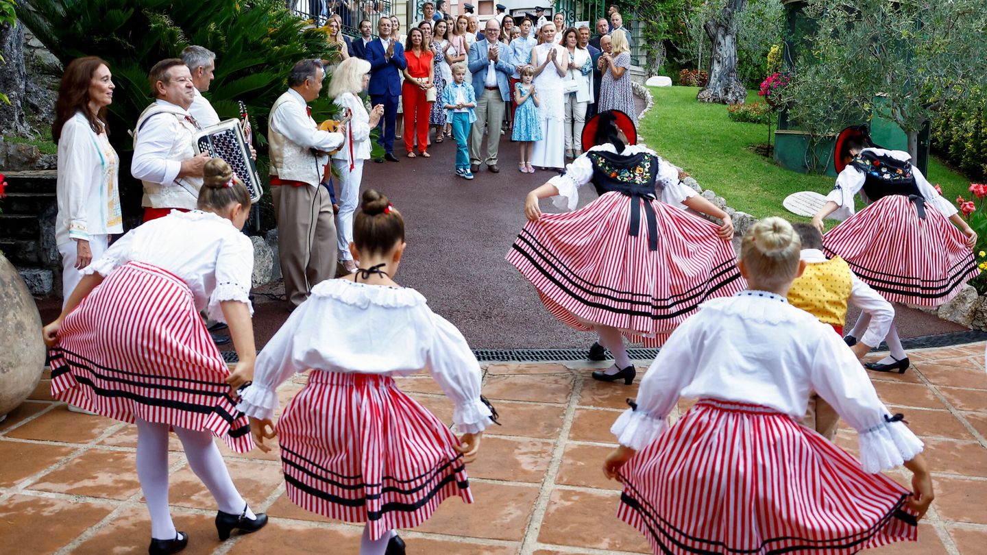Niños bailando frente a la familia real de Mónaco. (EFE/Eric Gaillard/Pool)
