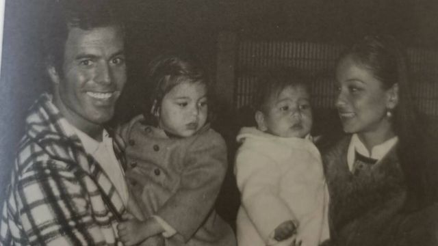 Julio Iglesias e Isabel Preysler con sus hijos Chábeli y Julio José. (Libro 'Isabel Preysler, reina de corazones')