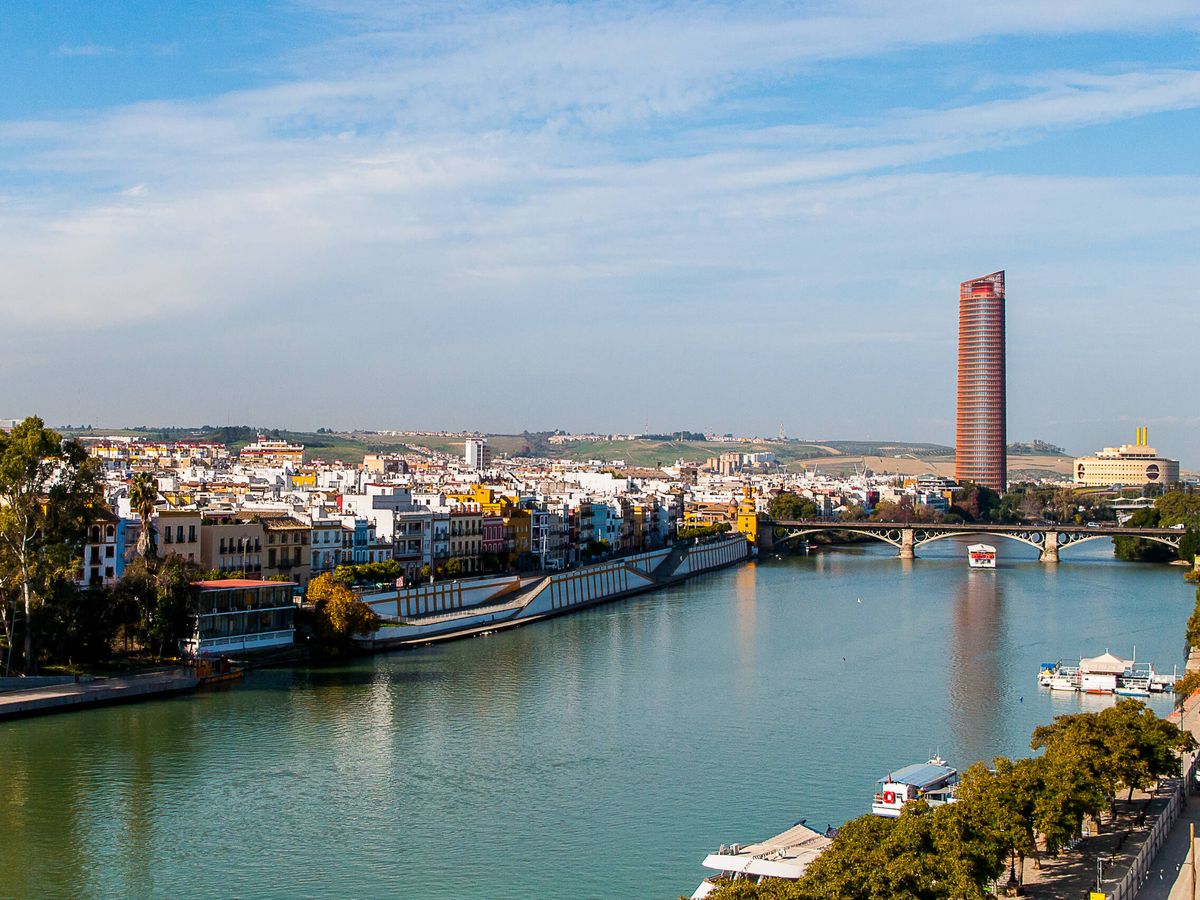 Foto: Al fondo, la Torre Sevilla, edificio que acoge la nueva oficina de Cuatrecasas.