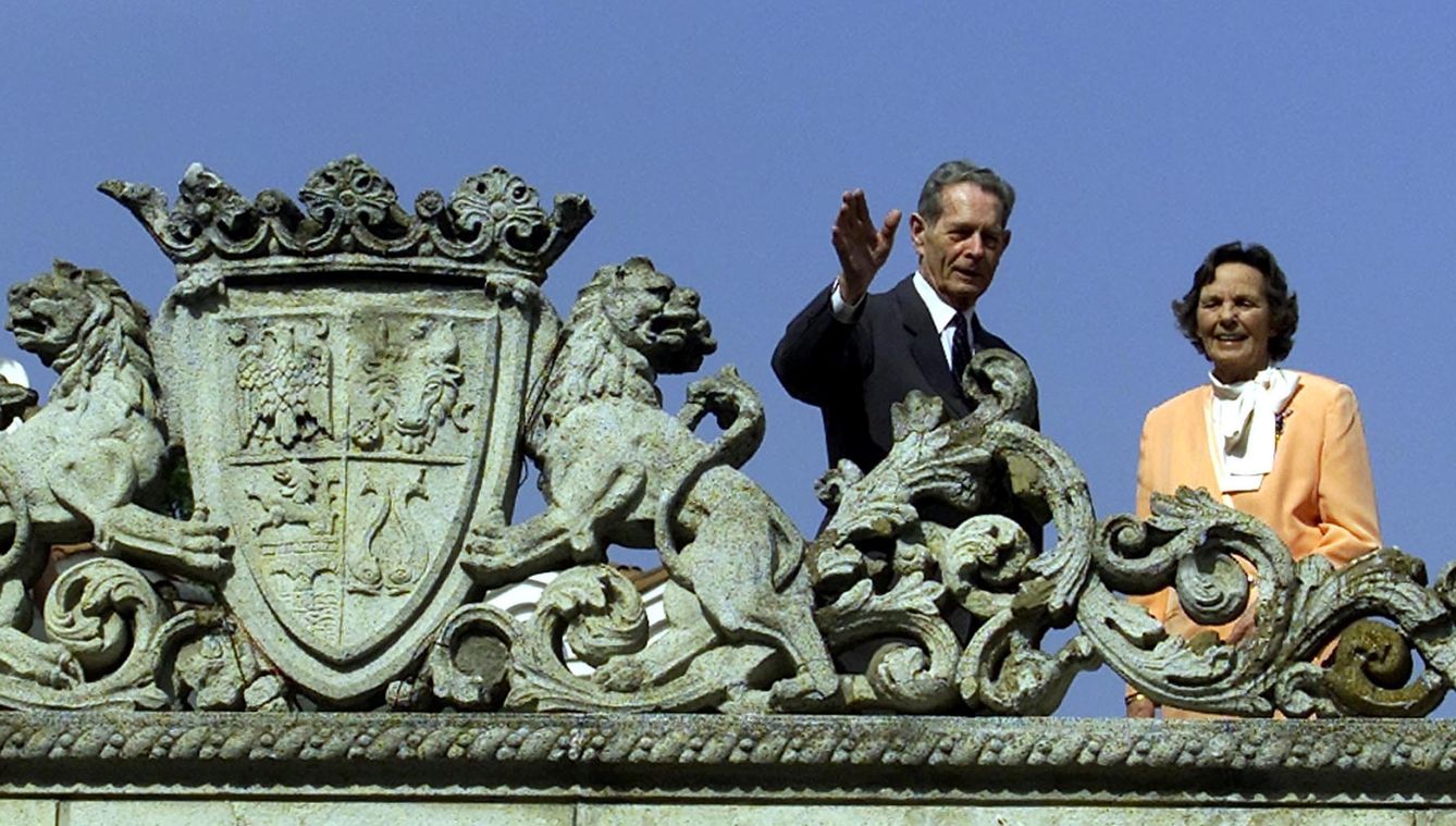 Miguel y Ana de Rumanía saludan a sus seguidores desde el Palacio Elisabeta de Bucarest, en mayo de 2001 (Reuters)