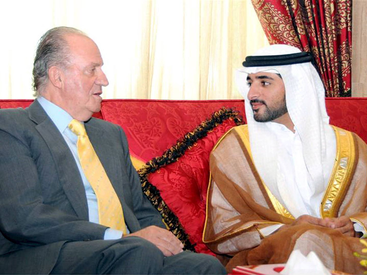 Don Juan Carlos I, con el príncipe heredero Hamdan bin Mohammed bin Rashid Al-Maktoum en Dubái. (EFE)