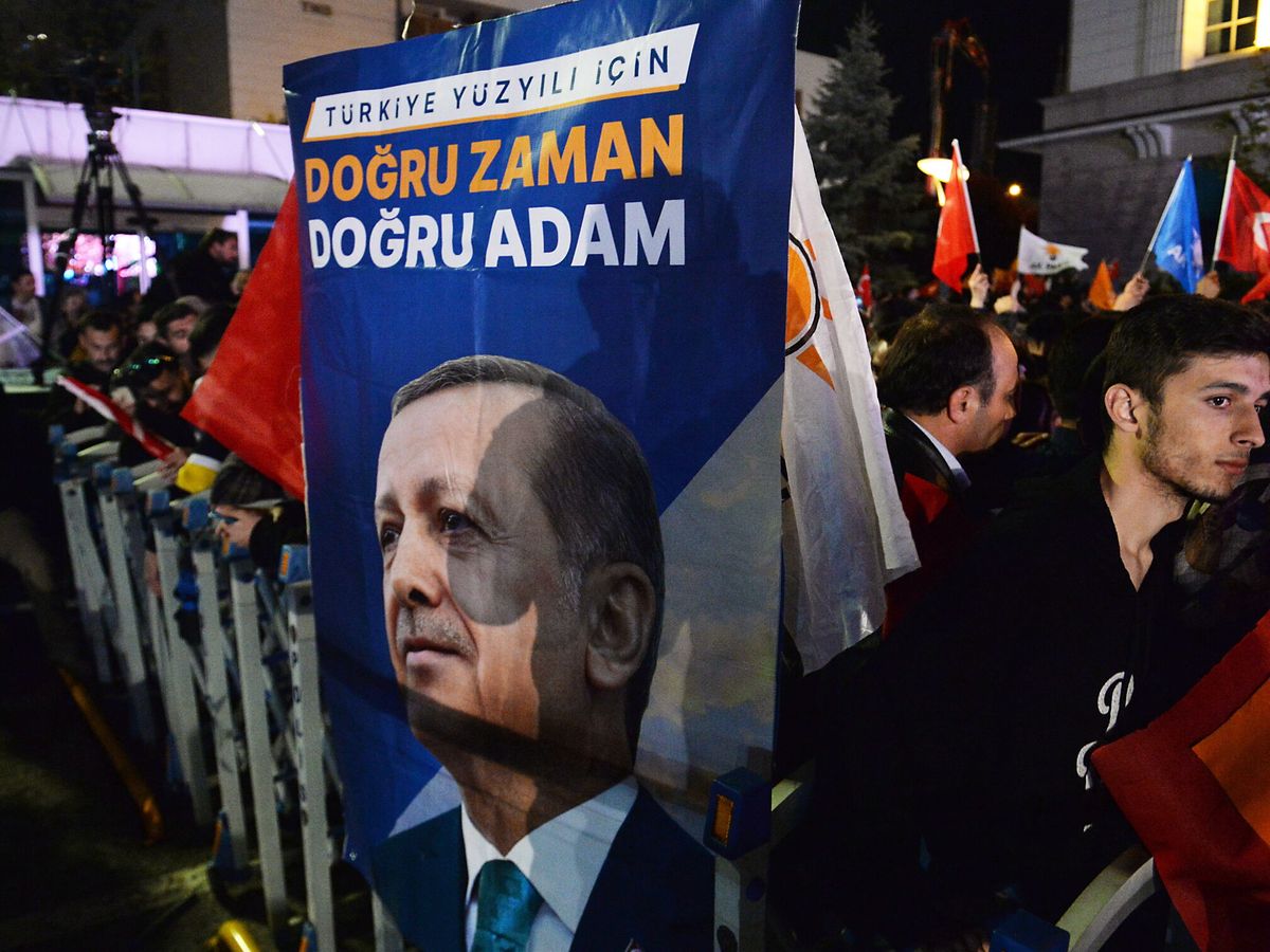 Foto: Partidarios de Erdogan celebran los resultados (EFE/Necati Savas)