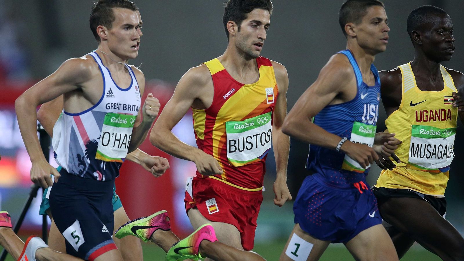 Foto: David Bustos  compite durante la semifinal de los 1500 metros de los Juegos Olímpicos (Marcelo Sayão/EFE)