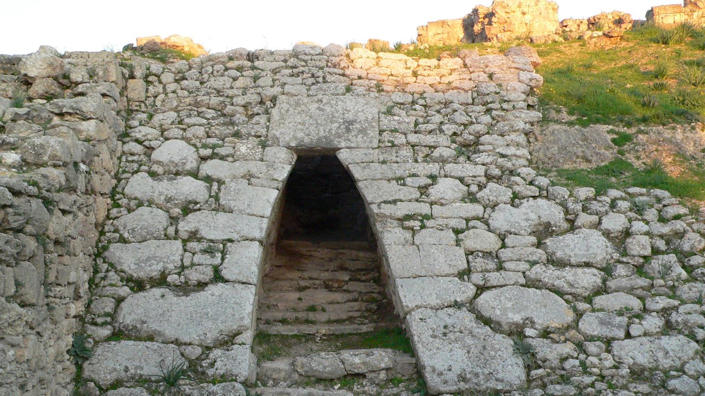 Imagen de la entrada al palacio real de Ugarit, donde se encontraron las canciones hurritas. (Wikipedia)