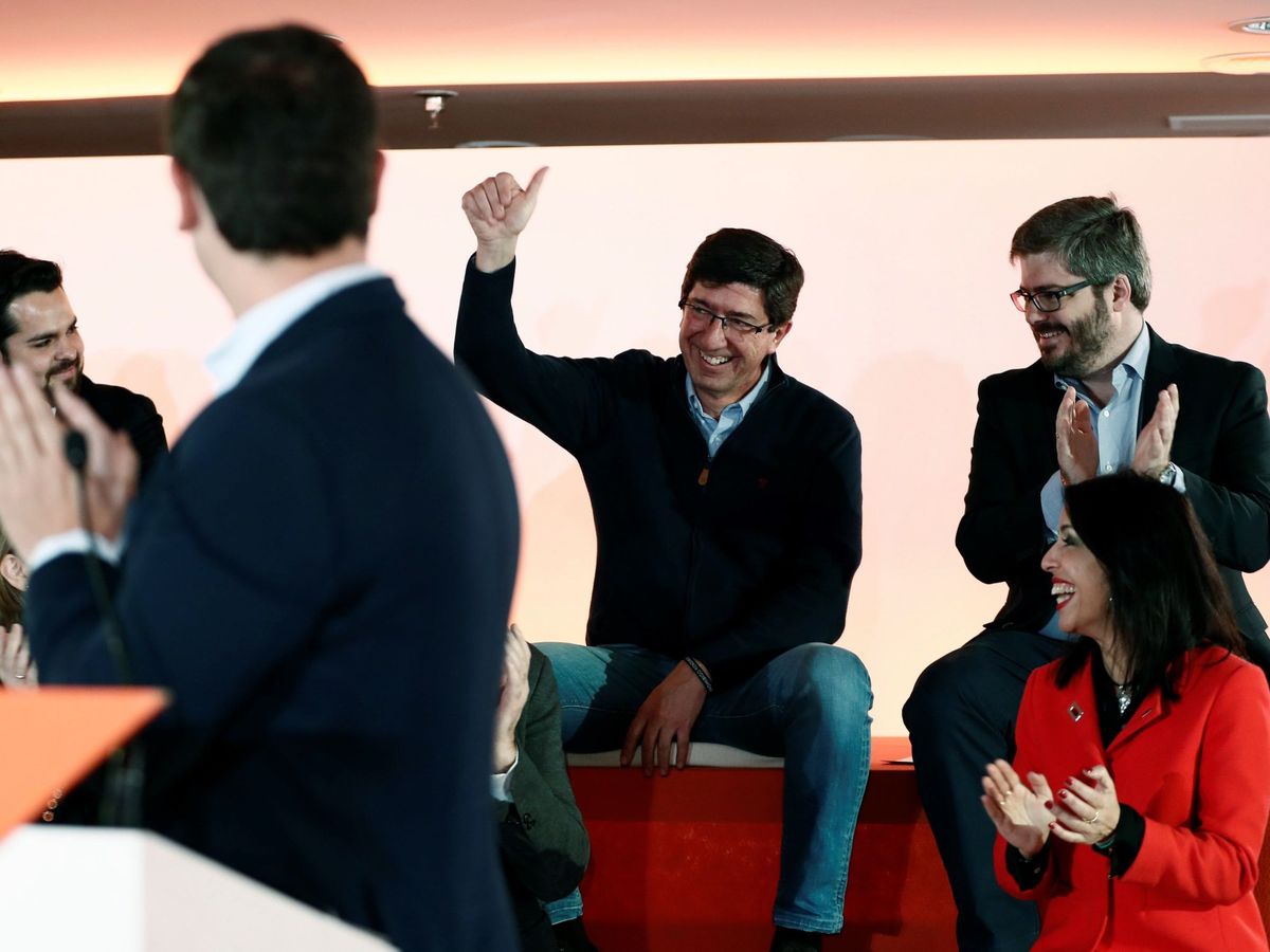 Foto: El líder de Ciudadanos en Andalucía, Juan Marín (2d), es aplaudido por su compañero Fran Hervías (d, arriba). (EFE)