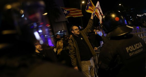 Foto: Protestas en los exteriores del hotel en el que se alojó Sánchez en Barcelona. (Reuters)