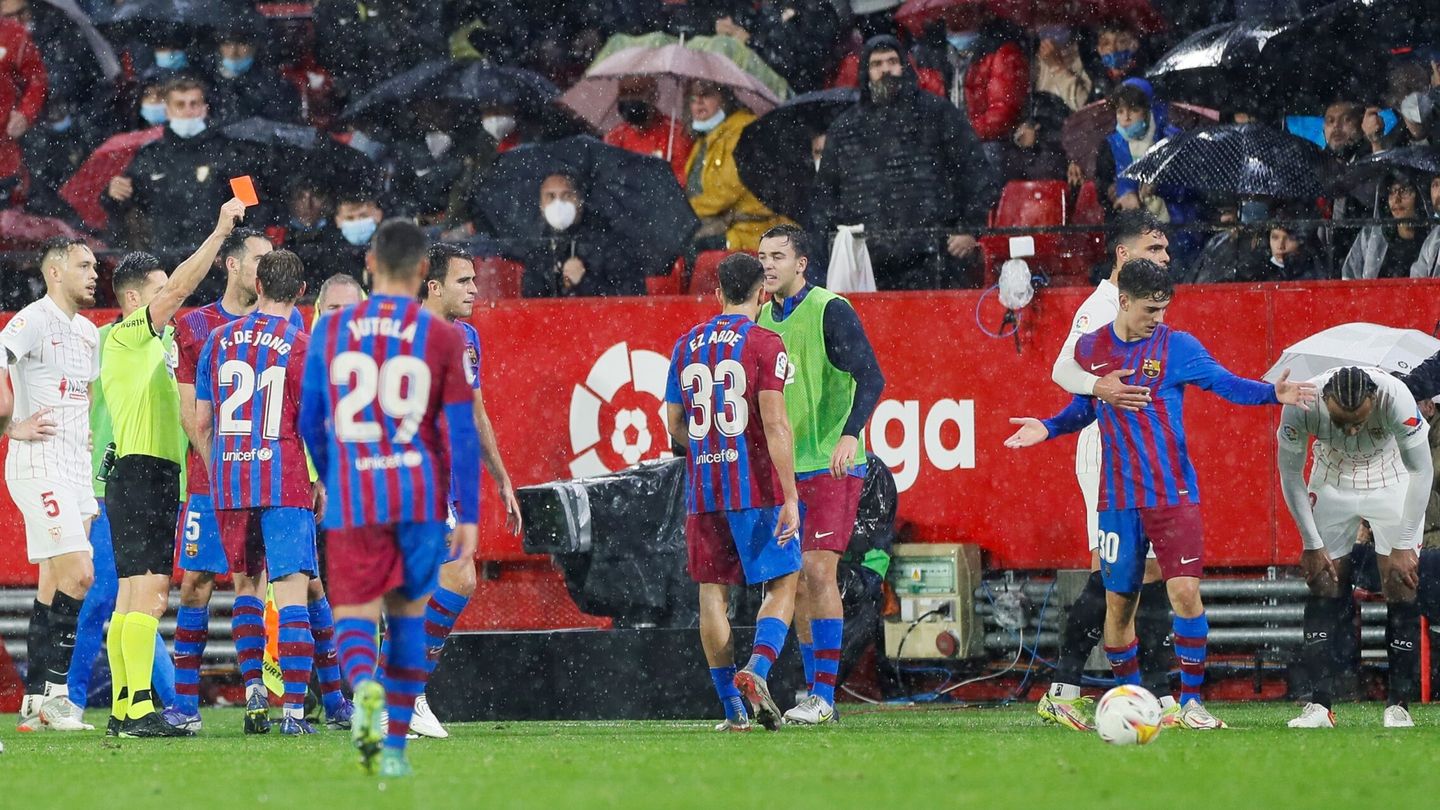 El árbitro saca una tarjeta roja en el Sevilla-Barcelona. (EFE/José Manuel Vidal)