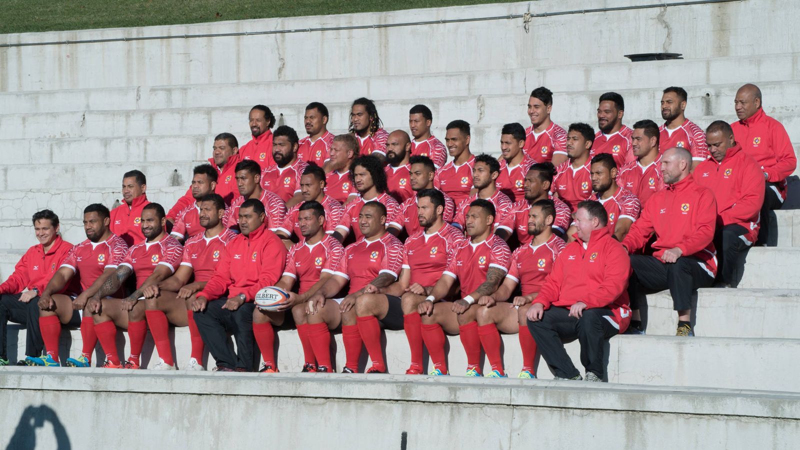 Foto: La selección de Tonga, con Kefu en el medio, posa en la Complutense (Itxaso González)