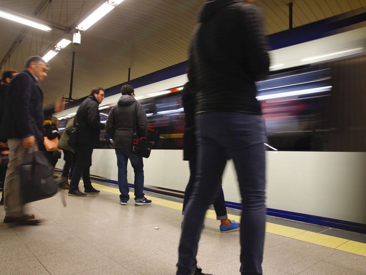 Foto: Es la primera vez que sucede desde que se permite el acceso de patinetes a Metro Madrid. (EFE/J.P. Gandul)