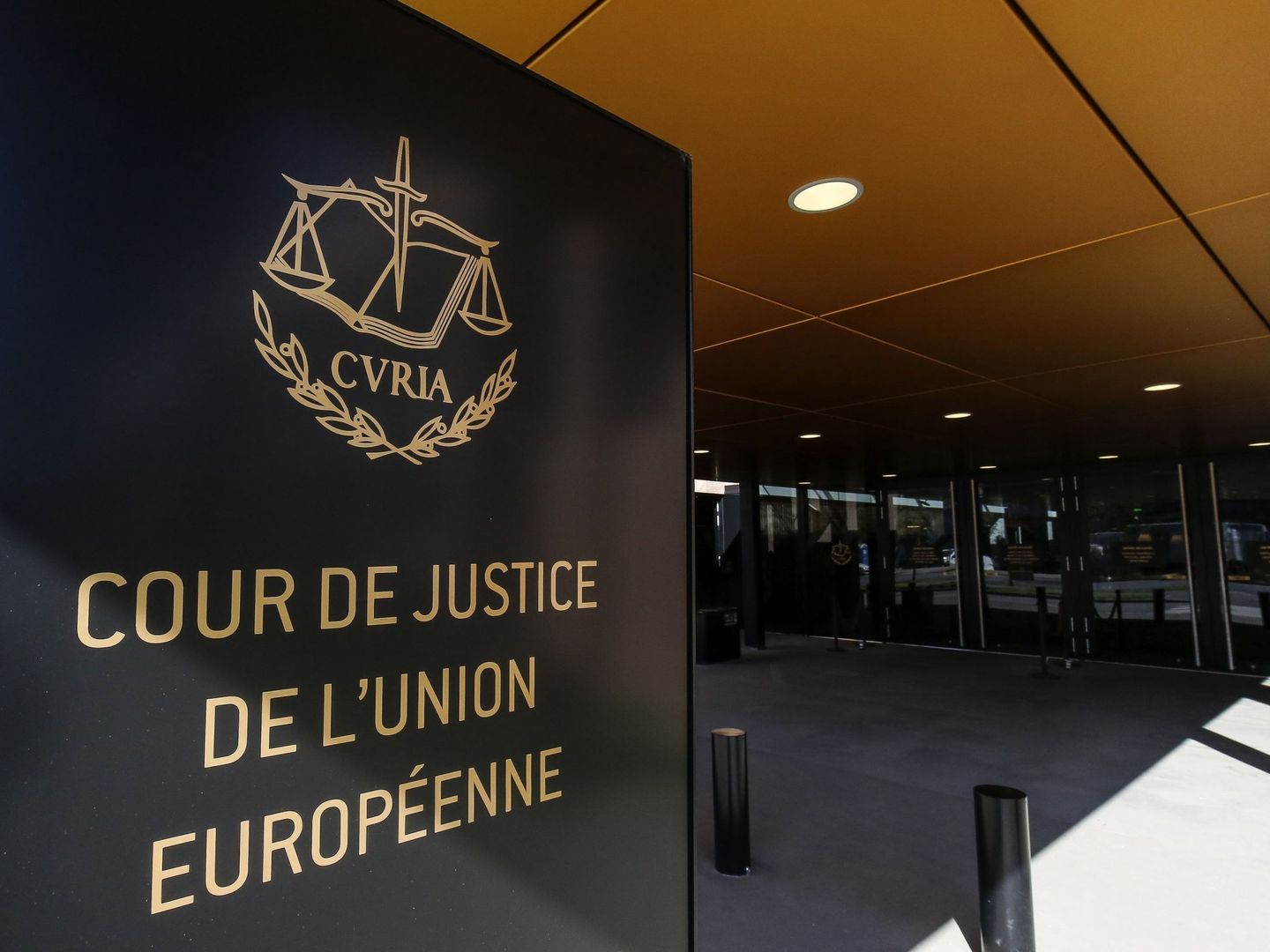 Cartel en la entrada del Tribunal de Justicia de la Unión Europea. (EFE)