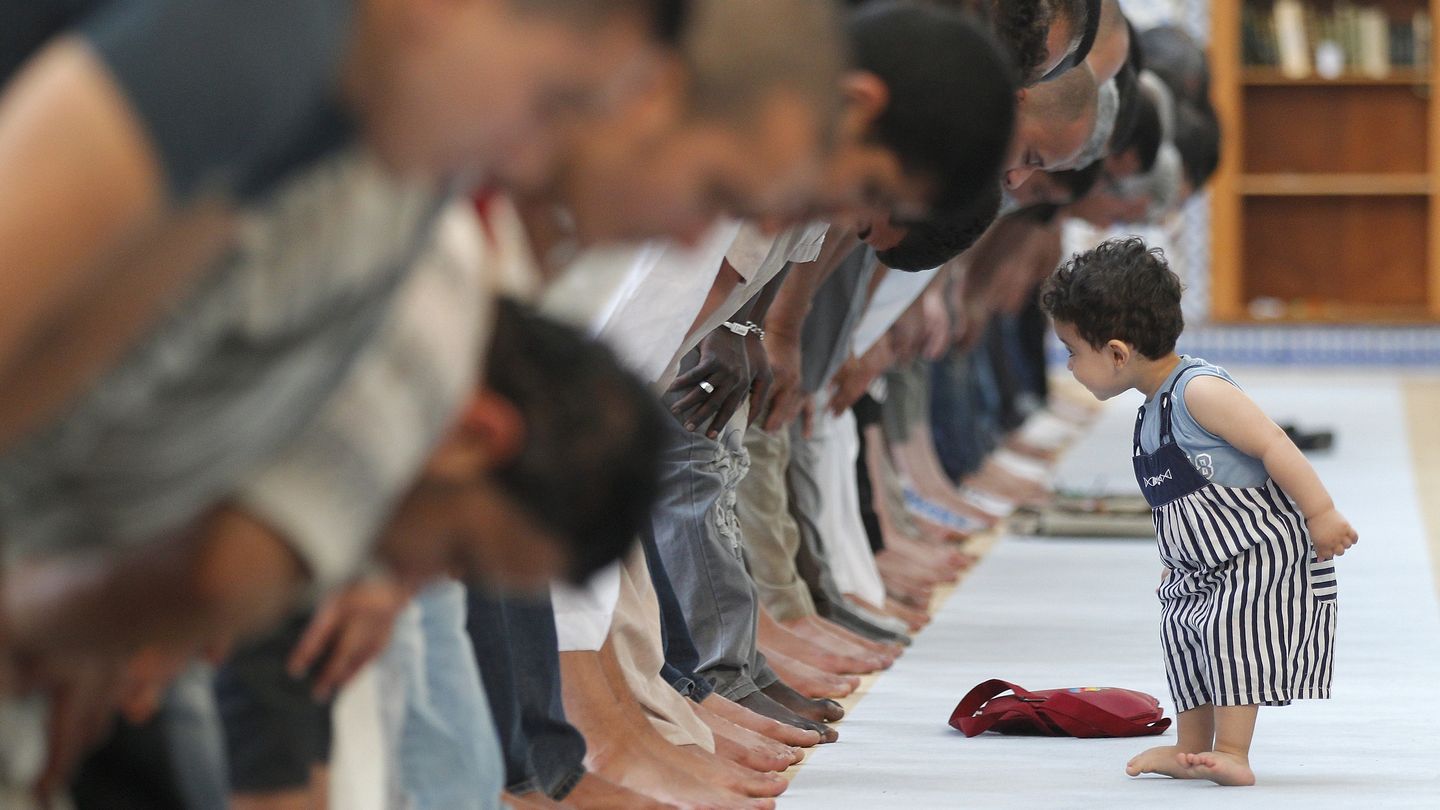 Un niño observa la oración del mediodía en la Gran Mezquita de Estrasburgo (Reuters).