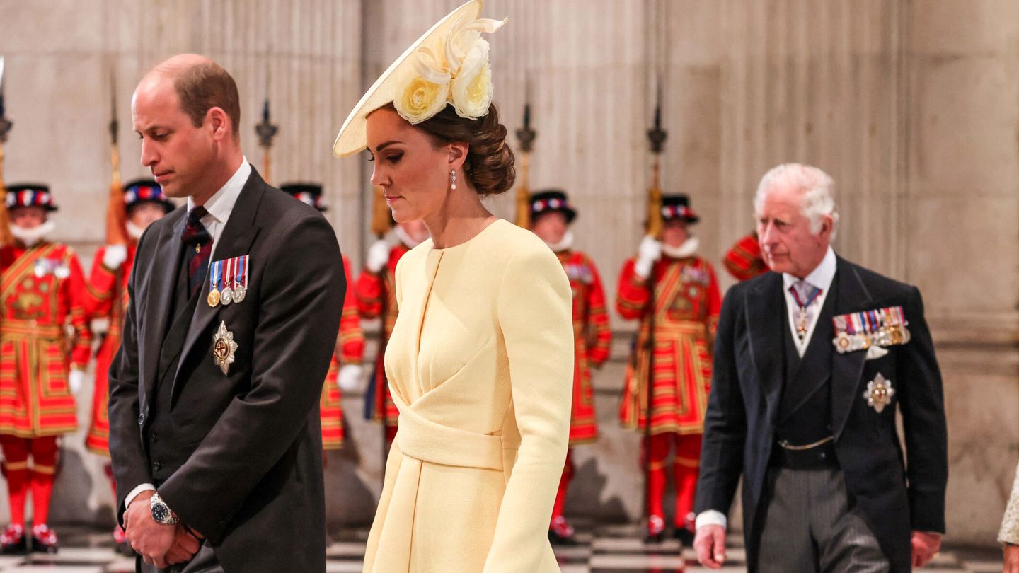 El rey Carlos III, junto a los príncipes de Gales. (Reuters/Pool/Richard Pohle)