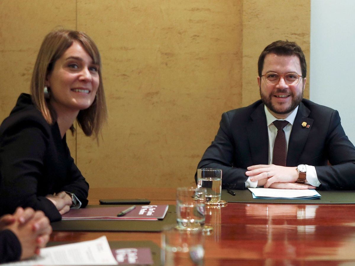 Foto: El vicepresidente de la Generalitat y conseller de Economía, Pere Aragonès (d), y la presidenta del grupo parlamentario de Catalunya En Comú Podem, Jéssica Albiach (i) (EFE)