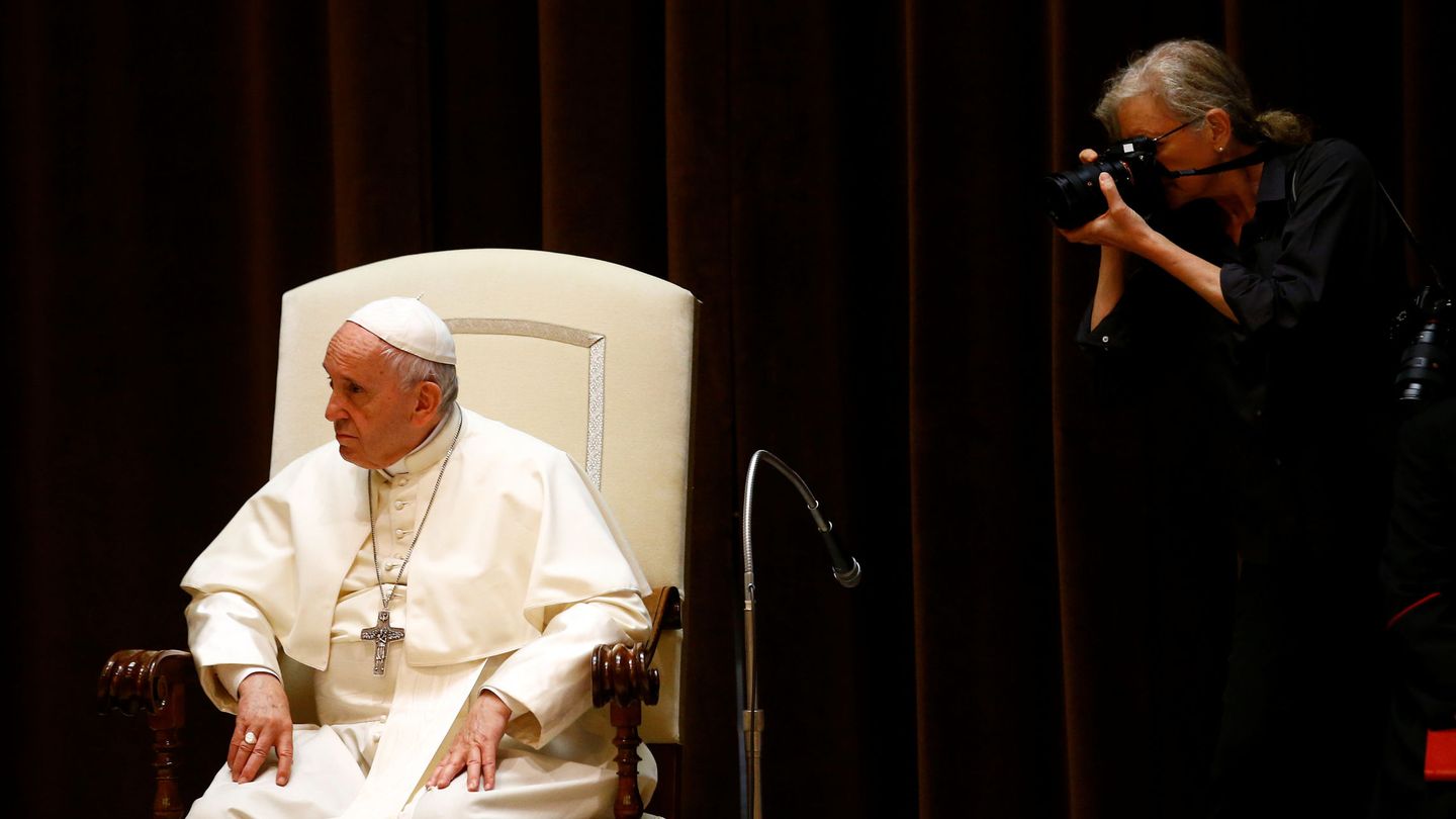 Annie Leibovitz, fotografiando al papa Francisco en 2018. (Reuters/Stefano Rellandini)