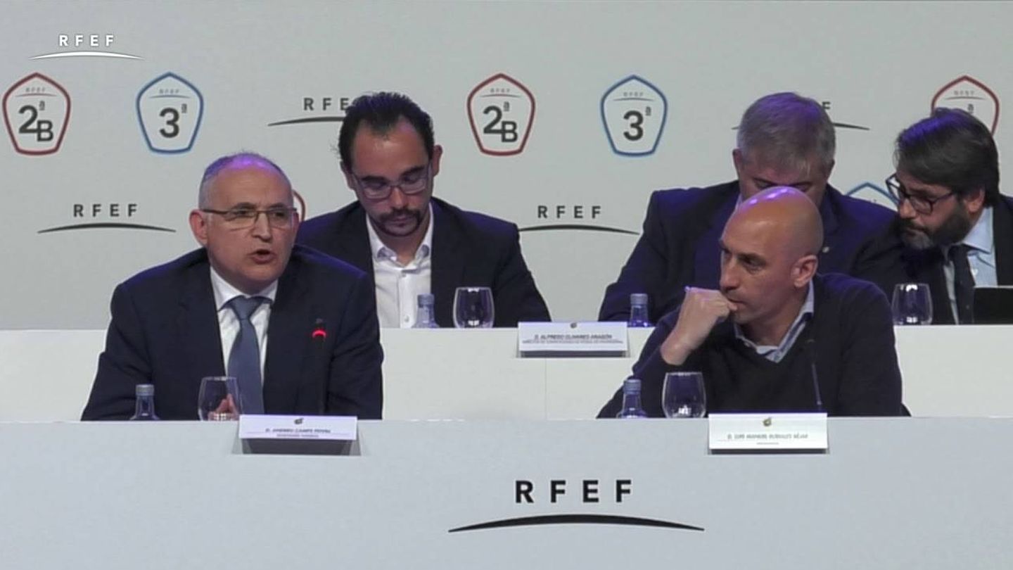 Andreu Camps, junto a Rubiales, durante una reunión de la RFEF.