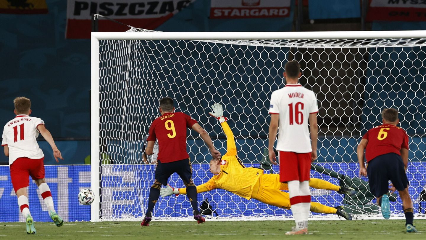 Moreno lanza el penalti. (Reuters)