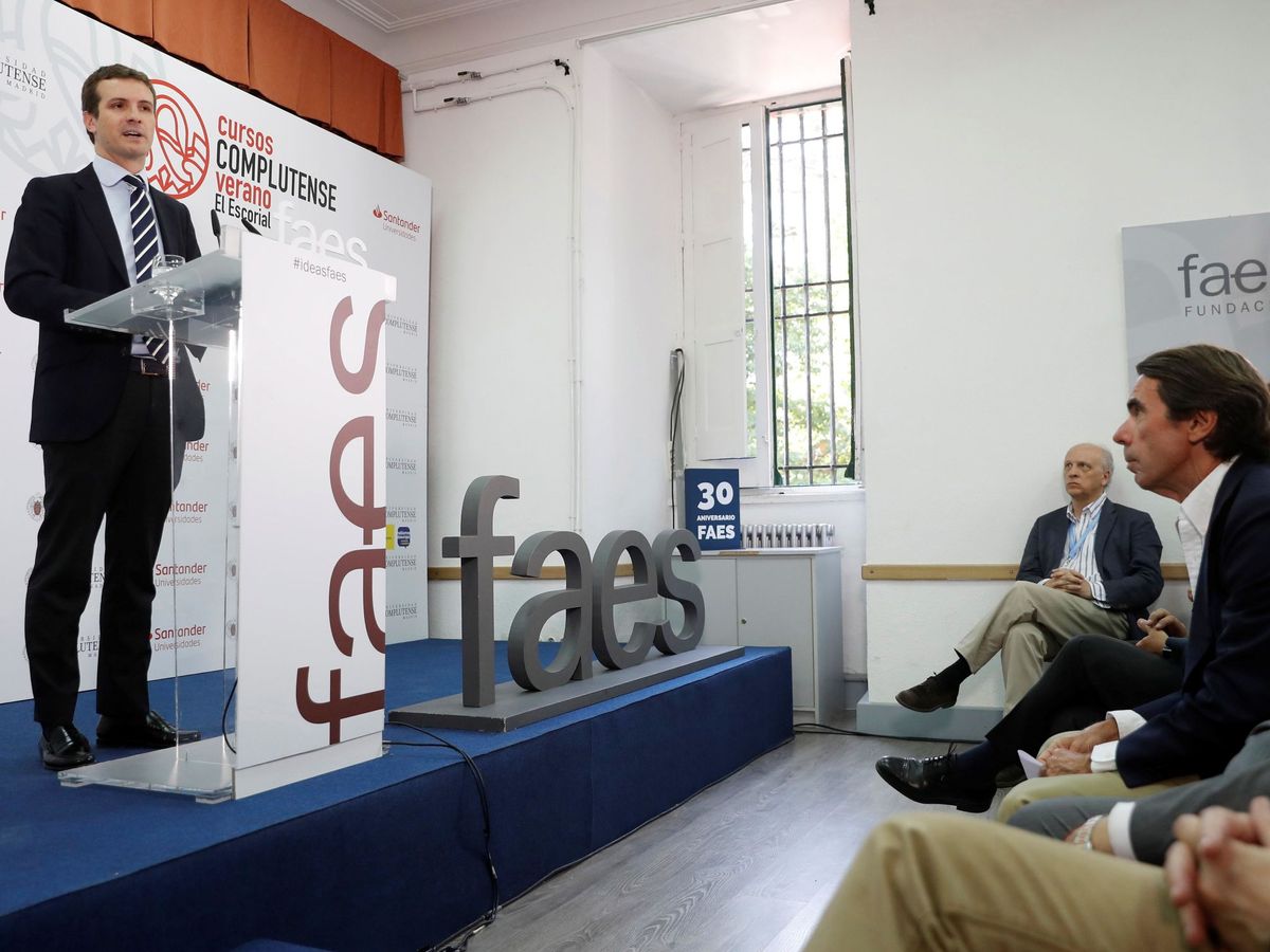 Foto: El presidente de la Fundación Faes, José María Aznar (d), y el presidente del PP, Pablo Casado, durante la última edición de los cursos de verano de la fundación. (EFE)