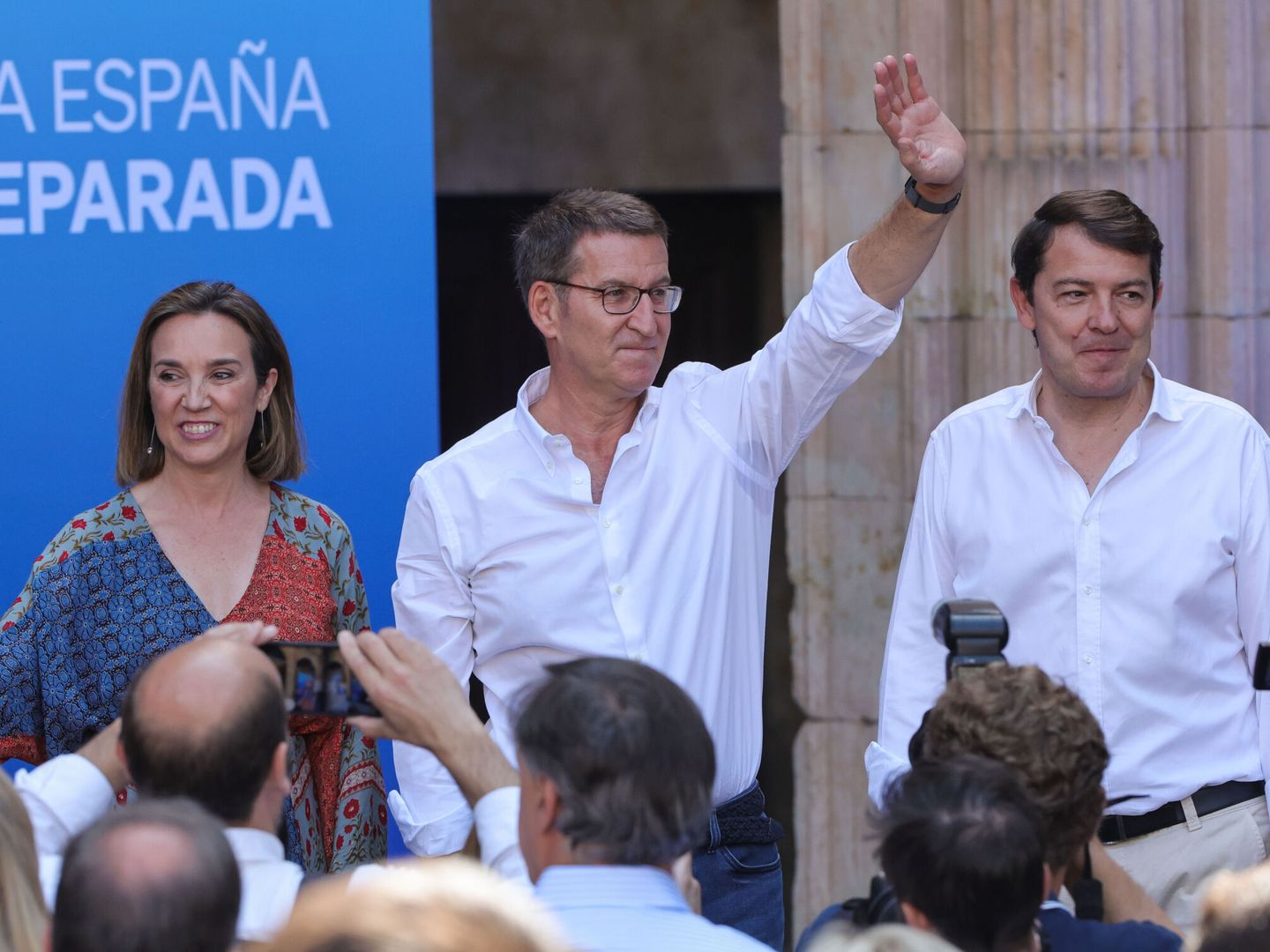 Feijóo participa en un acto con militantes de su partido acompañado por Mañueco y Gamarra. (EFE/J.M. García)