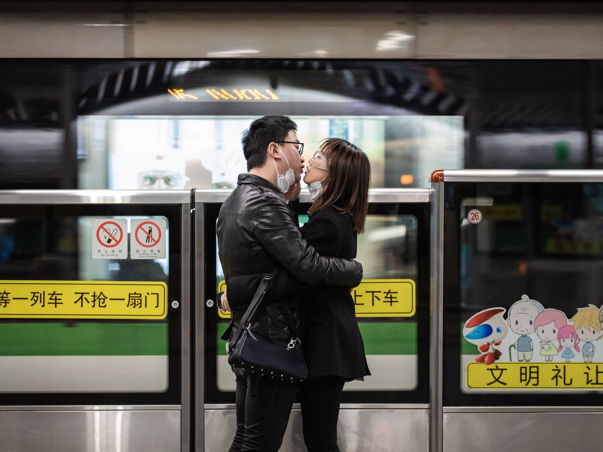 Foto: Una pareja se besa sin mascarillas en China. (EFE)
