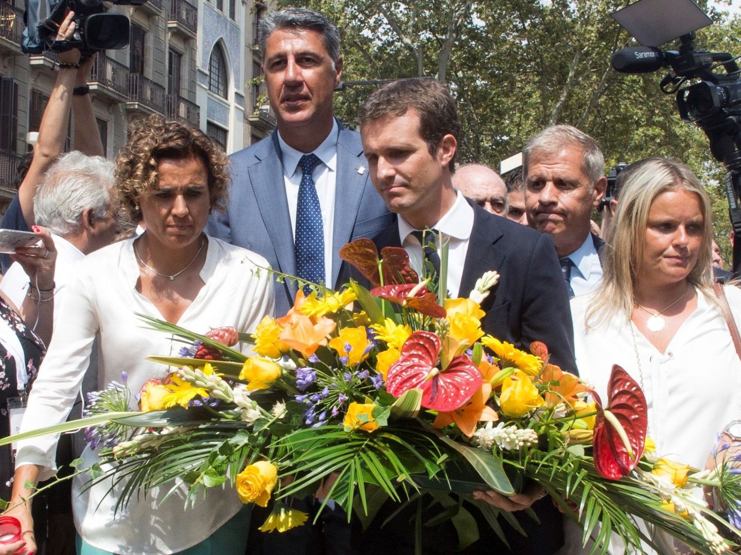 Pablo Casado, junto a la portavoz parlamentaria del PP, Dolors Montserrat, la diputada Mari Mar Blanco y el presidente del PPC, Xavier Garcia Albiol, en la plaza de Catalunya. (EFE) 