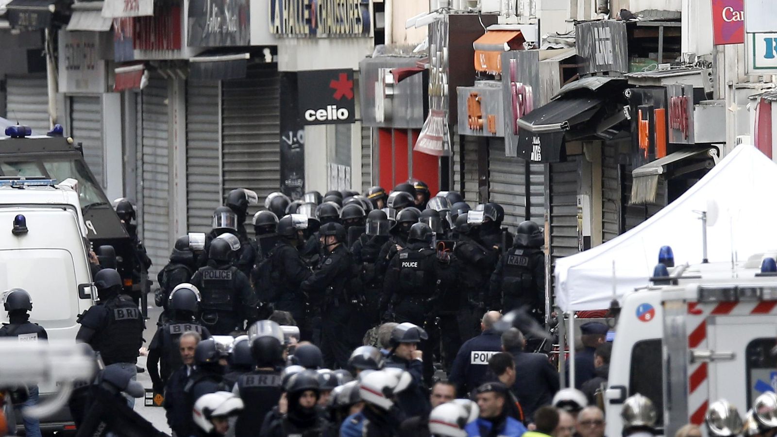 Foto: Policías participan en una operación en Saint Denis. (EFE)