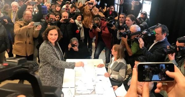 Foto: Ada Colau, votando en las elecciones catalanas del 21-D.