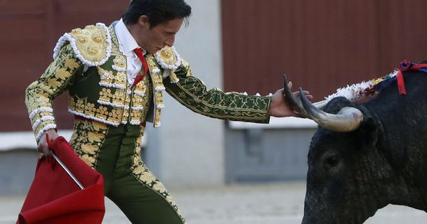 Foto: El diestro Diego Urdiales, durante la faena a su segundo toro. (EFE)