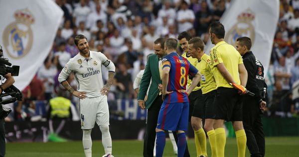 Foto: Sergio García antes de golpear ante la mirada de Ramos e Iniesta. (Reuters)