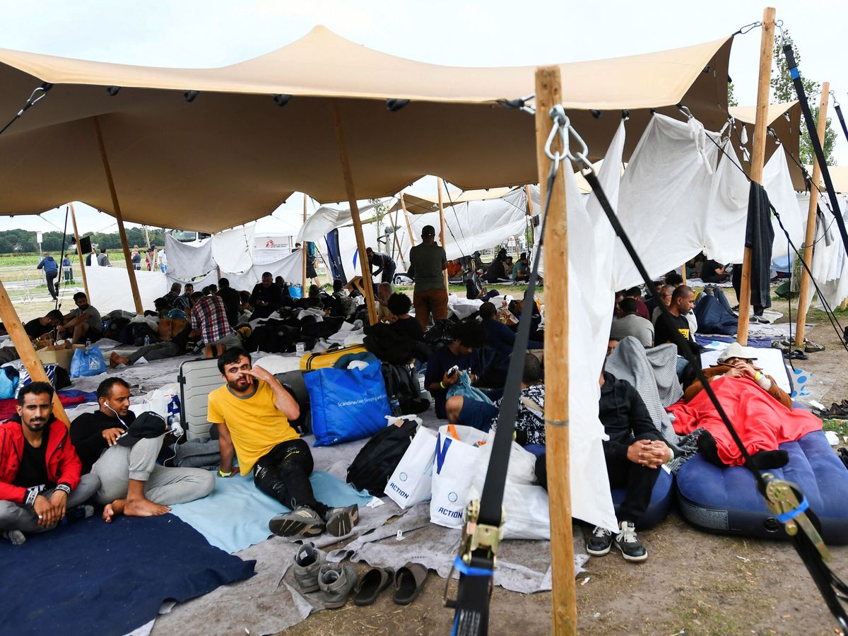 Foto: Refugiados en el centro de recepción para solicitantes de asilo en Ter Apel, Holanda. (REUTERS/Piroschka van de Wouw)