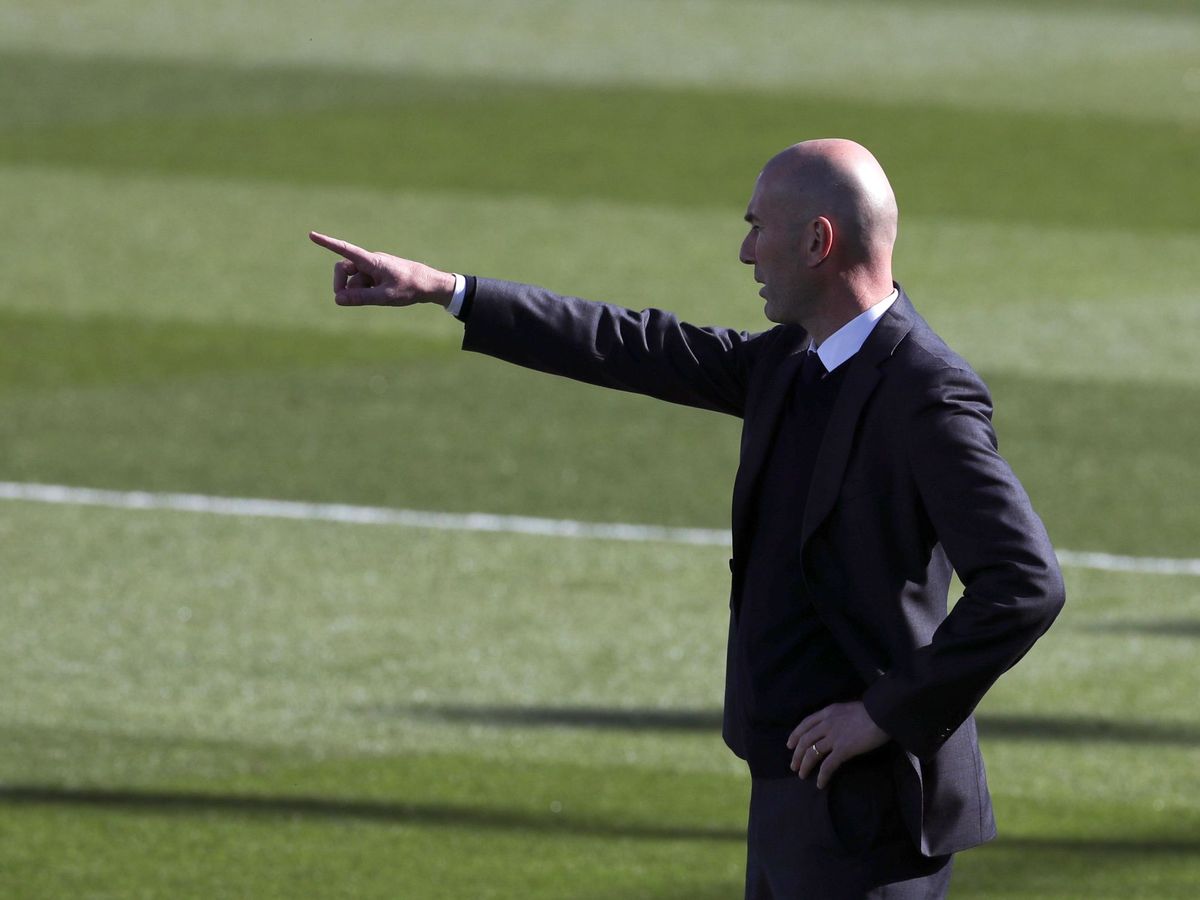Foto: Zinédine Zidane da órdenes a sus jugadores durante el Real Madrid-Elche. (EFE)