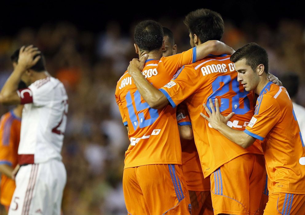 Foto: Los jugadores del Valencia se abrazan tras el primer tanto del encuentro ante el Milan. (EFE)