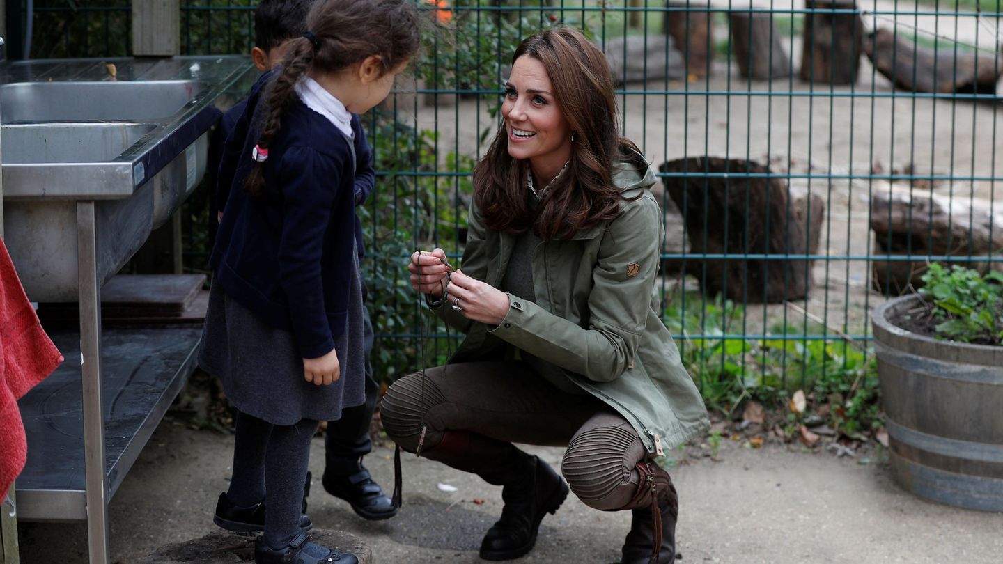 Kate con unos niños. (Reuters)