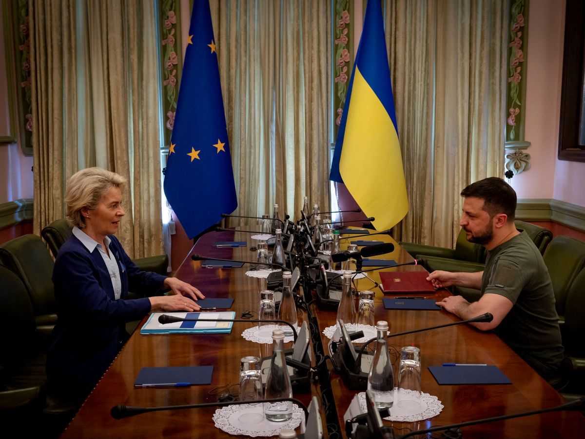 Foto: Von der Leyen junto al presidente ucraniano en Kiev. (Reuters)