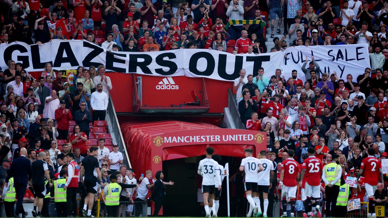 Foto: Protesta contra los Glazer durante un partido del United. (Reuters/Phil Noble)