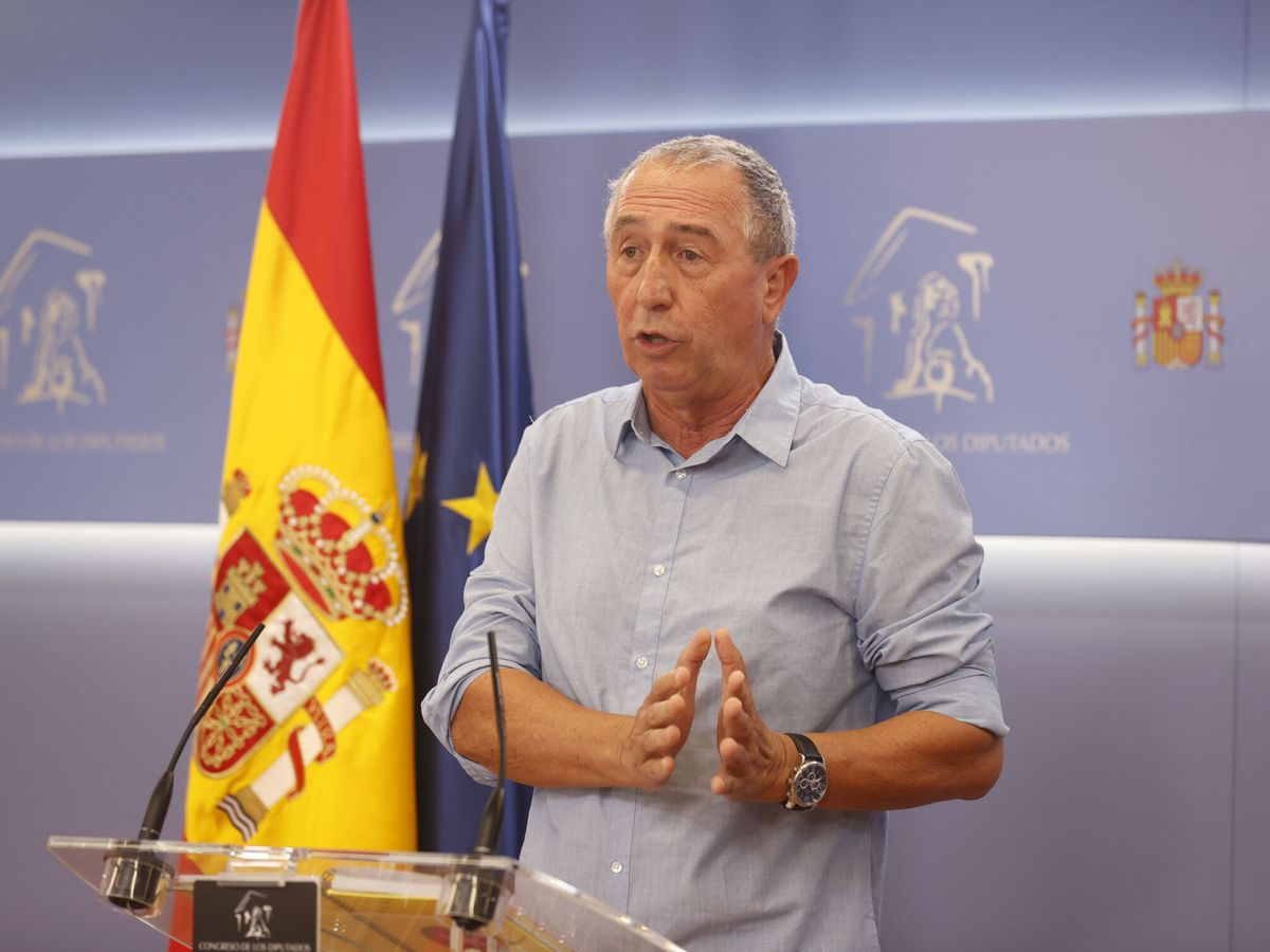 Foto: El diputado de Más País Joan Baldoví, con la camisa remangada este martes en el Congreso. (EFE/Javier Lizón)