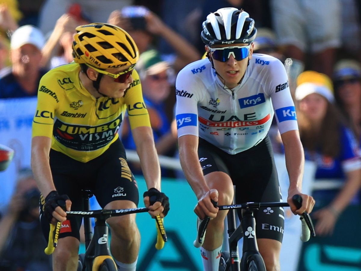 Foto: Jonas Vingegaard y Tadej Pogacar, durante la etapa 15 del Tour de Francia 2023. (EFE/EPE/MARTIN DIVISEK).