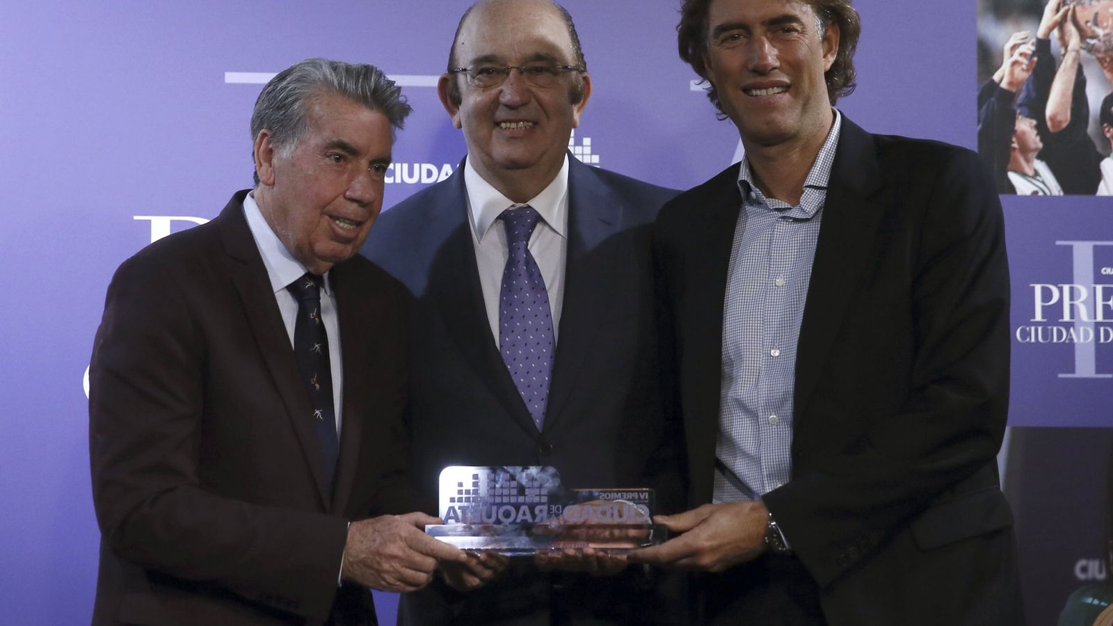 Foto: Miguel Díaz (centro) entregando el premio Ciudad de la Raqueta a Manolo Santana (derecha) y Gerard Tsobanian (izquierda). Foto: Juanjo Martín (EFE)