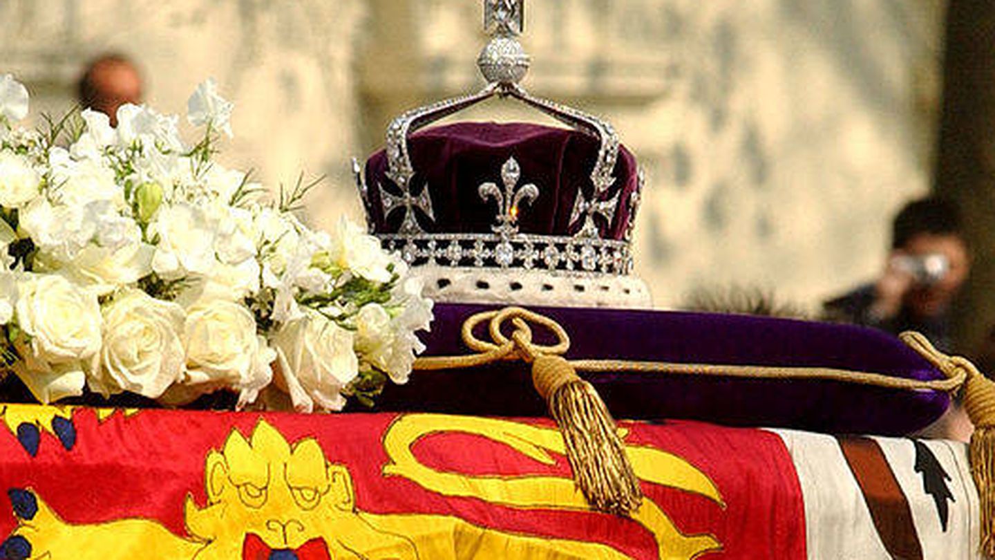 La corona de la reina madre con el diamante Koh-i-Noor sobre su féretro. (Getty)