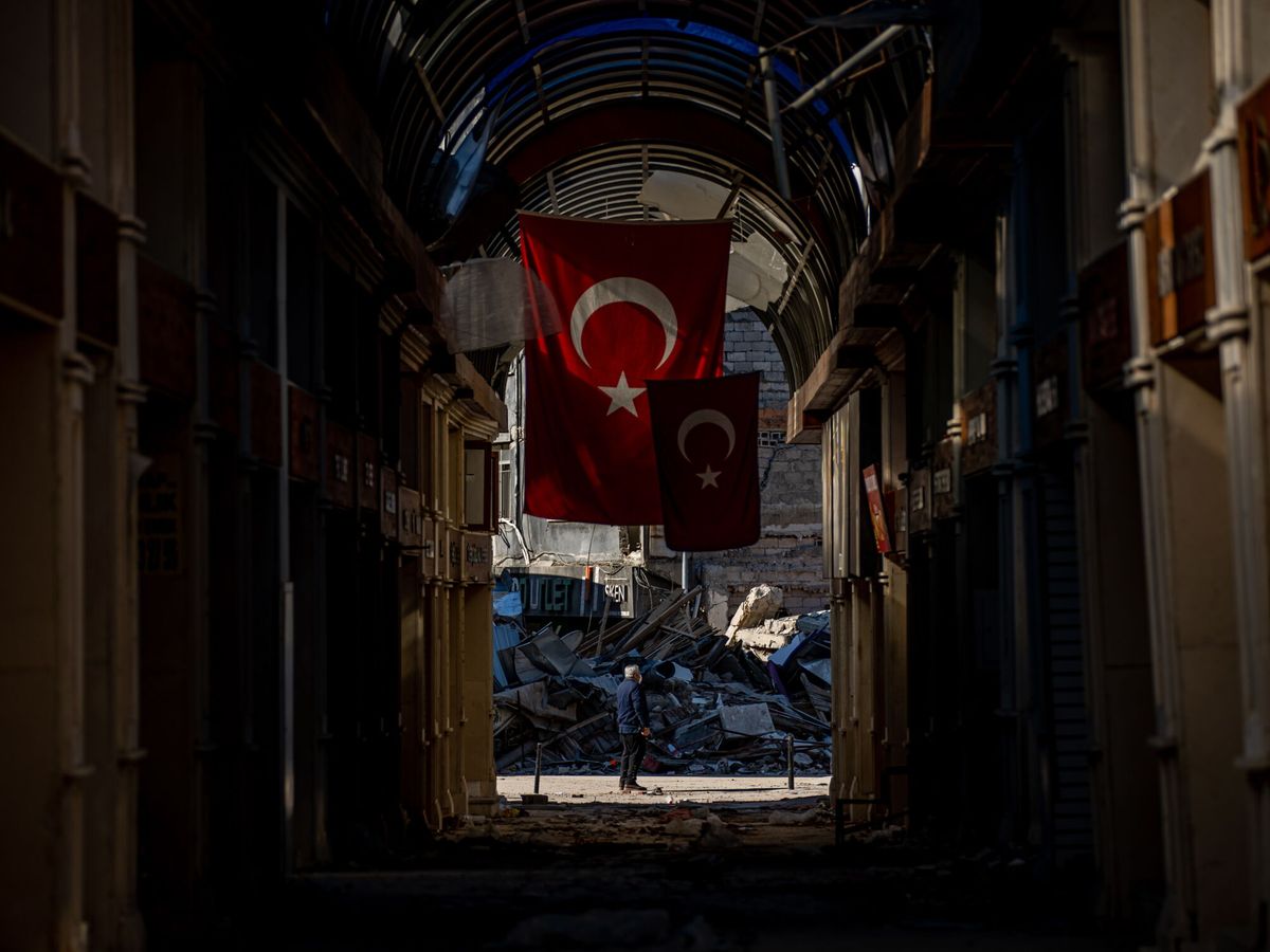 Foto: Un hombre se encuentra en medio de una calle junto a un edificio derrumbado tras un fuerte terremoto, en la ciudad de Hatay, Turquía. (EFE / Martin Divisek)
