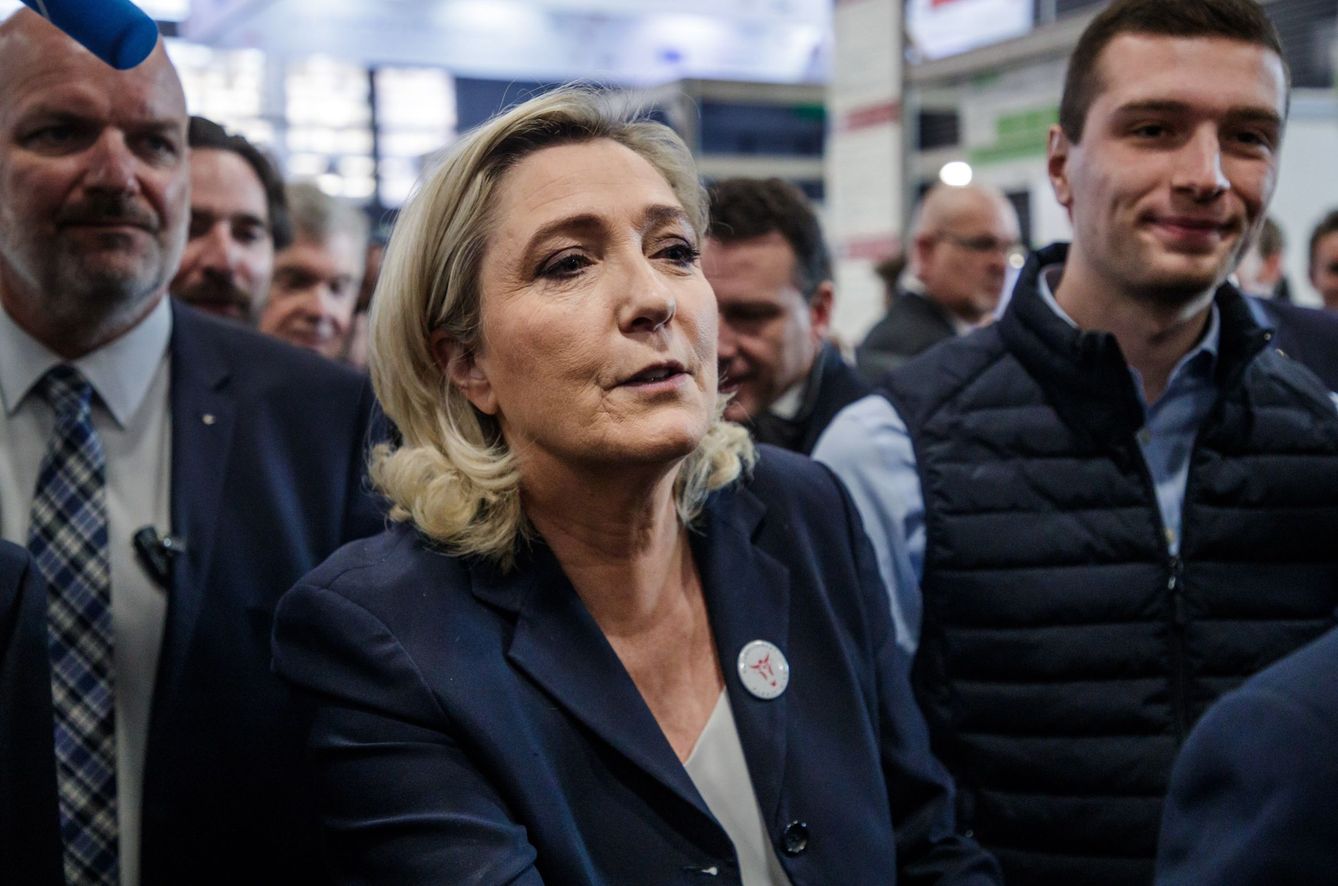 La presidenta de la ultraderechista Reagrupación Nacional, Marine Le Pen, visita el Salón Internacional de Agricultura en el centro de exposiciones de París. (EFE)