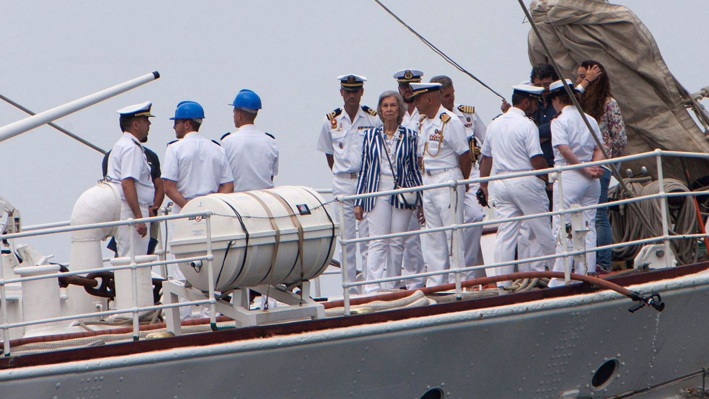 La reina emérita Doña Sofía a bordo del barco Juan Sebastián Elcano. (EFE)