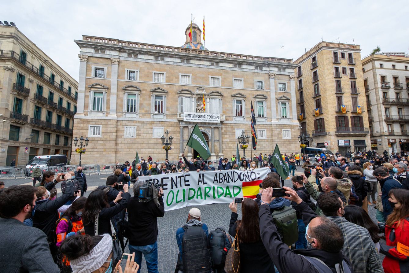 Pancarta de Solidaridad en la protesta de Jusapol en la plaza Sant Jaume de Barcelona. (D.B.)