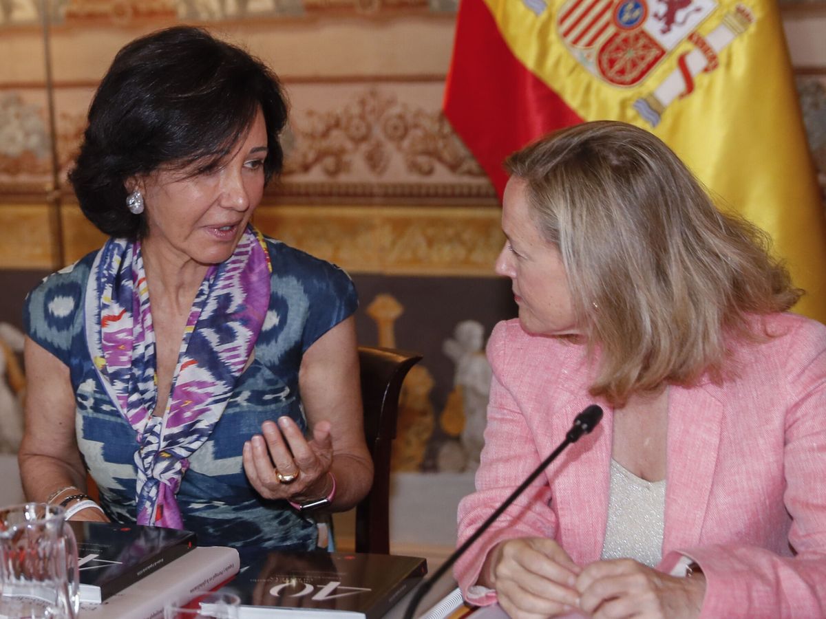 Foto: Ana Botín (i), presidenta de Santander, junto a la vicepresidenta Nadia Calviño (d). (EFE/Mariscal)