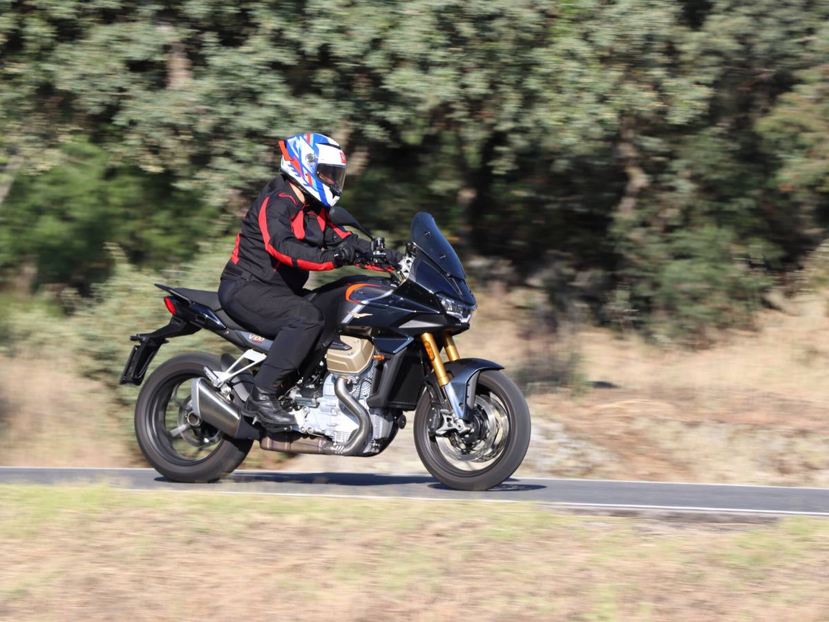 Foto: La Moto Guzzi V100 Mandello S es una moto que se siente a gusto en carretera, con un motor que empuja siempre y una portentosa estabilidad.