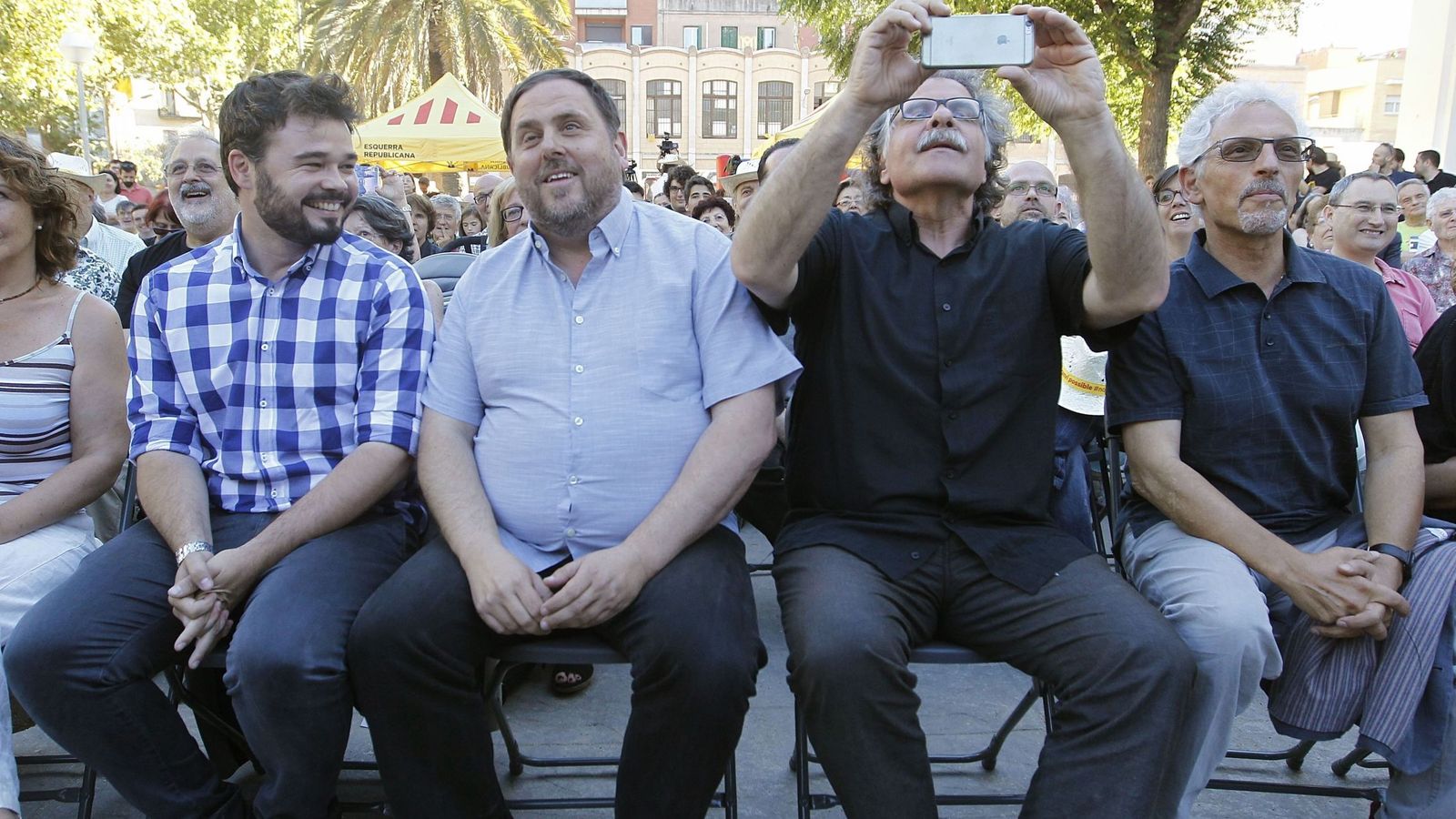 Foto: Los dirigentes de ERC Gabriel Rufián (i), Oriol Junqueras (2i), Joan Tardà (2d) y Santi Vidal, en un mitin en Barcelona. (EFE)