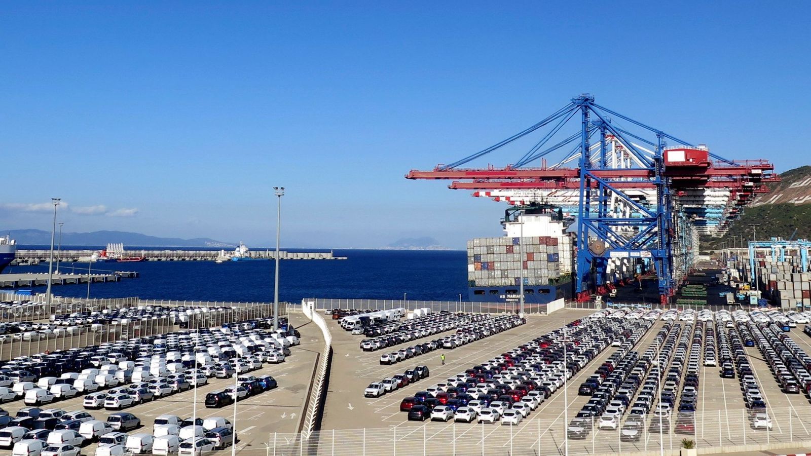 Foto: Muelle para vehículos destinado a la exportación en el puerto de Tanger Med. (EFE)