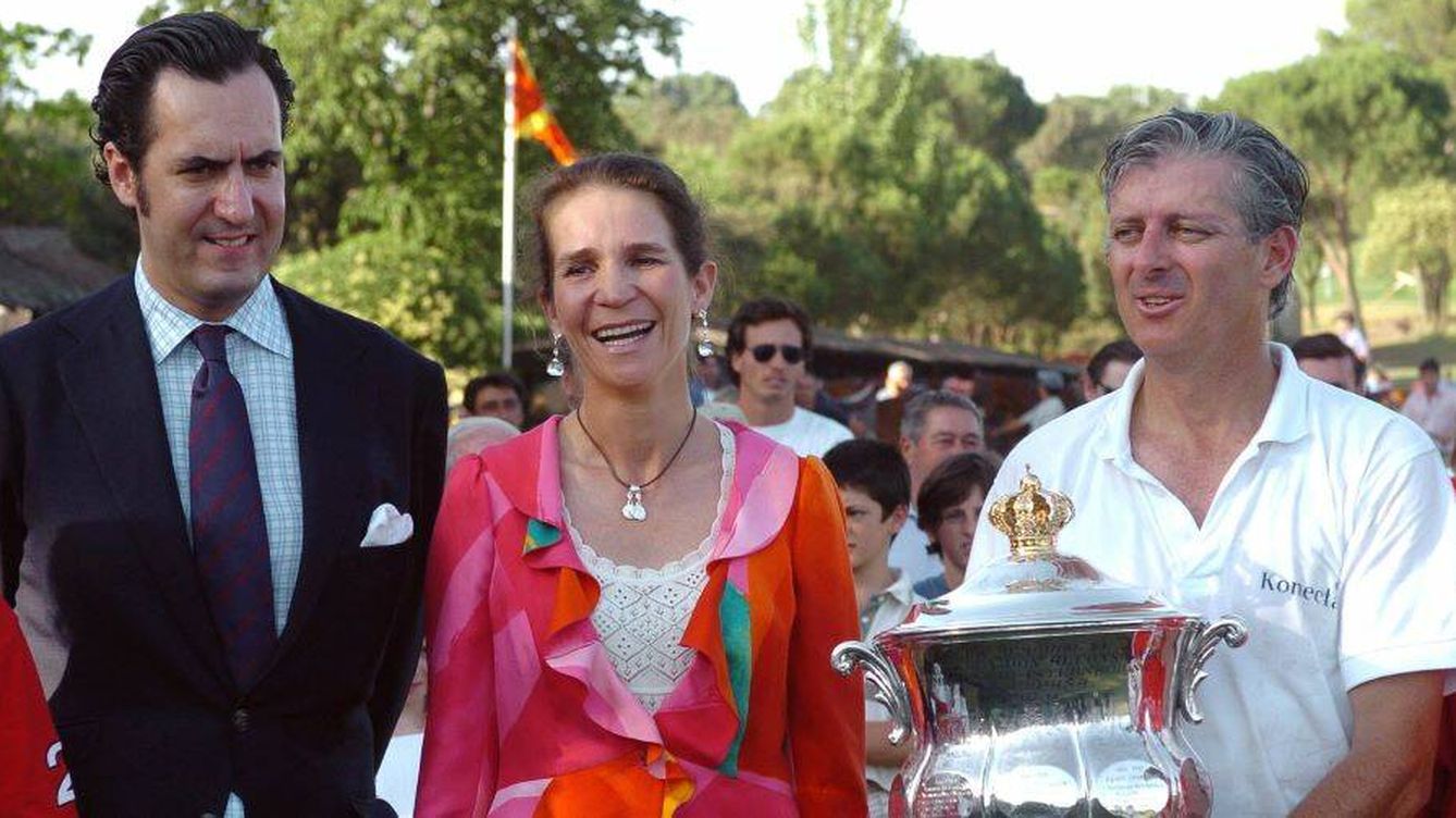 Foto: Jaime Espinosa de los Monteros posa con la copa de campeón en 2005 junto a los entonces duques de Lugo en el Club Puerta de Hierro. (EFE)