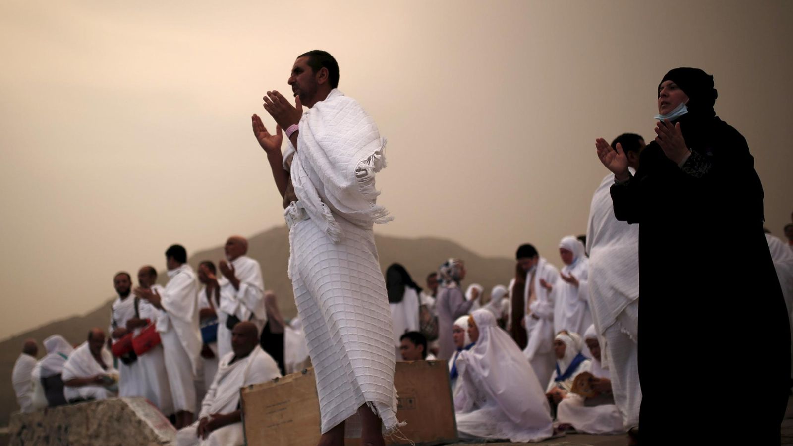 Foto: Peregrinos musulmanes rezan durante la peregrinación anual del Haj, en las afueras de la Meca, en septiembre de 2015. (Reuters)